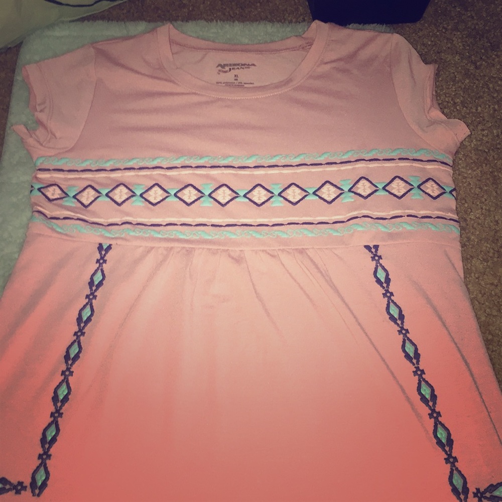 Hey I’m selling a NEW pink and blue blouse 👚